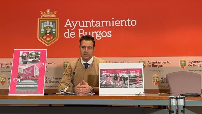 El alcalde de Burgos, Daniel de la Rosa, en la presentación de una campaña de concienciación para frenar el aumento de atropellos.