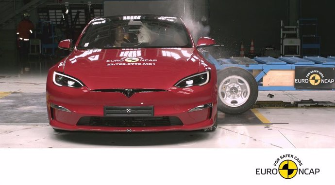 El Tesla Model S durante una prueba de segurida de Euro NCAP