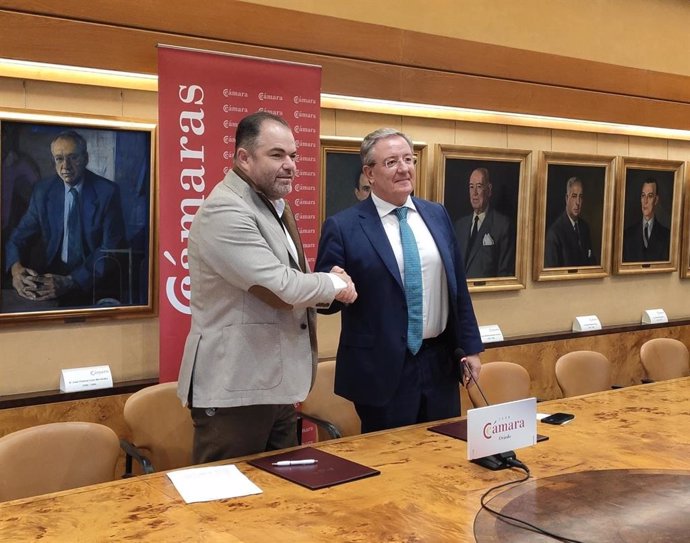 El director general de la Caja Rural de Asturias, Antonio Romero, y el presidente de la Cámara de Comercio de Oviedo, Carlos Paniceres, han firmado este miércoles el convenio por el cual desarrollan de manera conjunta el proyecto 'Agendados'.