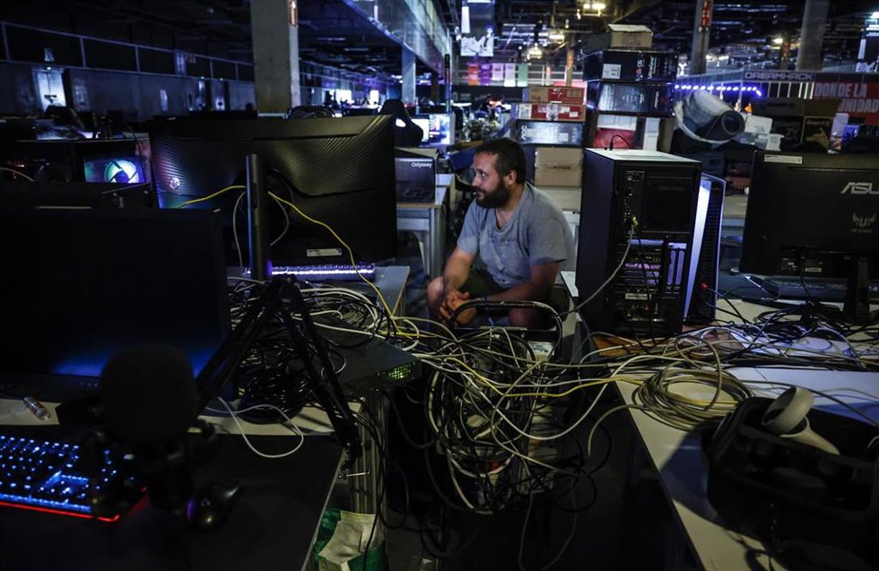 Archivo - Un hombre en la décima edición de DreamHack, en el Foro centro Feria Valencia, a 1 de julio de 2022, en Valencia, (archivo)