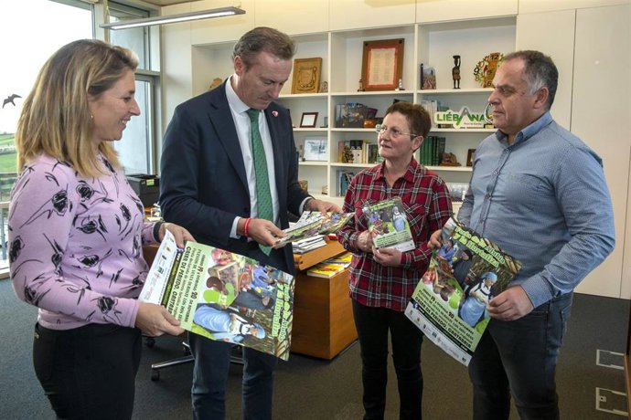 El Consejero De Desarrollo Rural, Ganadería, Pesca, Alimentación Y Medio Ambiente, Guillermo Blanco, Presenta El Cartel De La Feria De La Alubia, Junto Al Alcalde De Cabezón De La Sal, Víctor Reinoso.