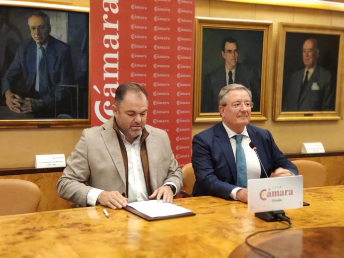 El director general de la Caja Rural de Asturias, Antonio Romero, junto al presidente de la Cámara de Comercio de Oviedo, Carlos Paniceres, en la sede de esta entidad.