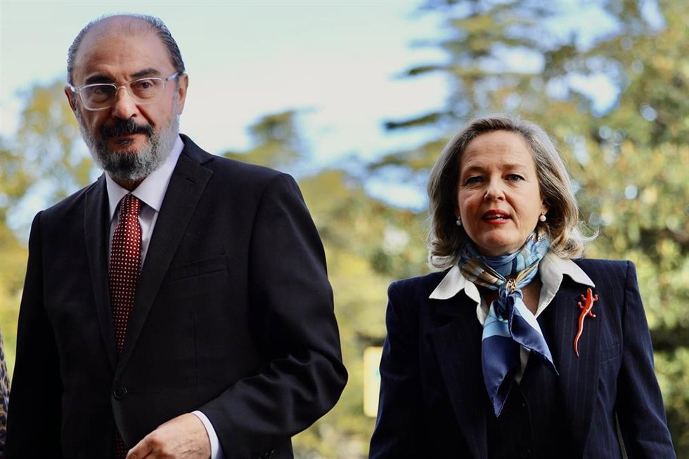 La vicepresidenta primera y ministra de Asuntos Económicos y Transformación Digital, Nadia Calviño, y el presidente de Aragón, Javier Lambán, llegan a una reunión de trabajo, en la sede del Gobierno de Aragón.