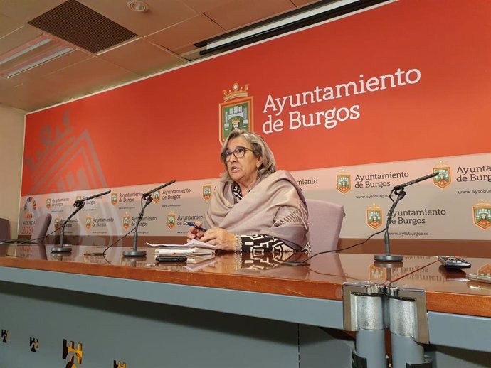 La concejal de Comercio, Rosa Niño, informa sobre la campaña de bonos al consumo.