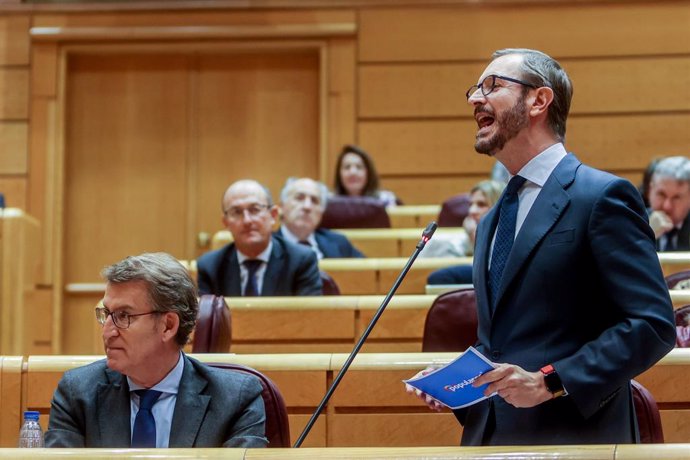 El portavoz del Grupo Popular en el Senado, Javier Maroto (i), en una sesión de control al Gobierno, en el Senado, a 15 de noviembre de 2022, en Madrid (España). El Senado celebra una nueva sesión de control al Gobierno, sin la presencia del jefe del Ej