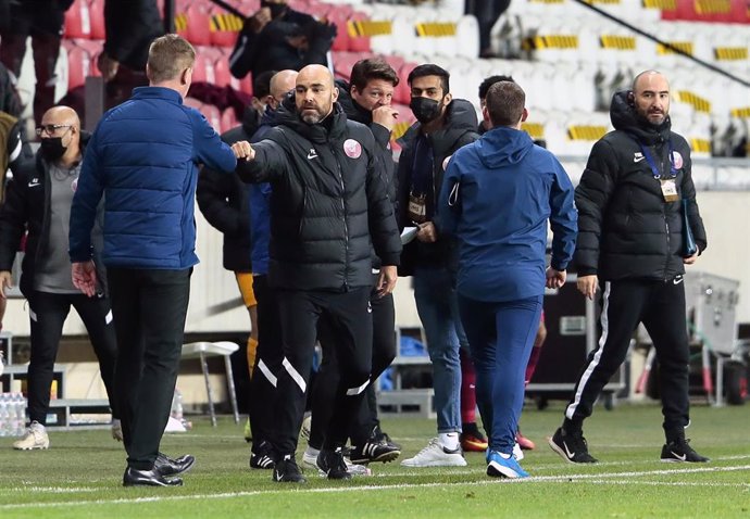 Archivo - El técnico español Félix Sanchez saluda a un rival tras un partido de la selección de Catar