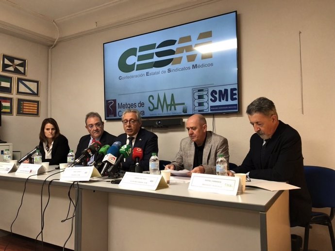 La Confederación Estatal de sindicatos Médicos (CESM), Metges de Catalunya, el Sindicato Médico Andaluz y el Sindicato Médico de Euskadi en rueda de prensa este miércoles. En Madrid (España), a 16 de noviembre de 2022.