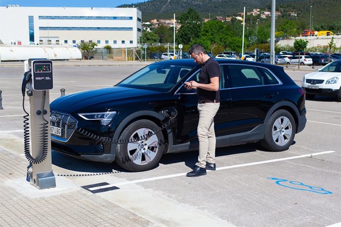 Punt de recrrega per a vehicles elctrics i híbrids endollables a la seu de Ficosa