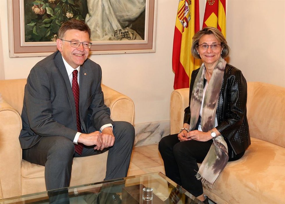 Archivo - Ximo Puig y Eva Alcón en una imagen de archivo