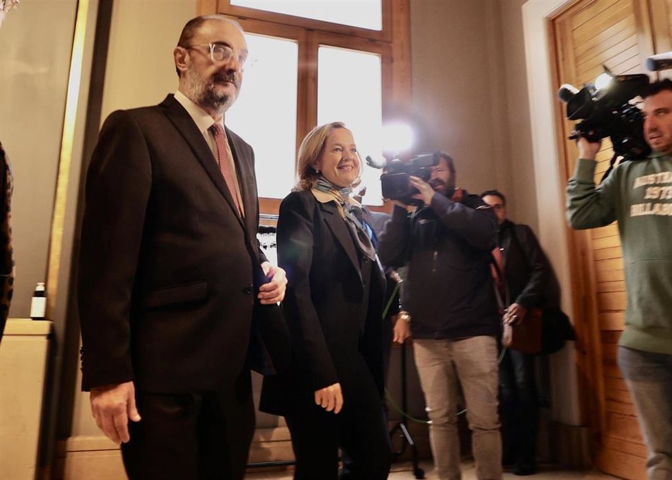 La vicepresidenta primera y ministra de Asuntos Económicos y Transformación Digital, Nadia Calviño, y el presidente de Aragón, Javier Lambán.