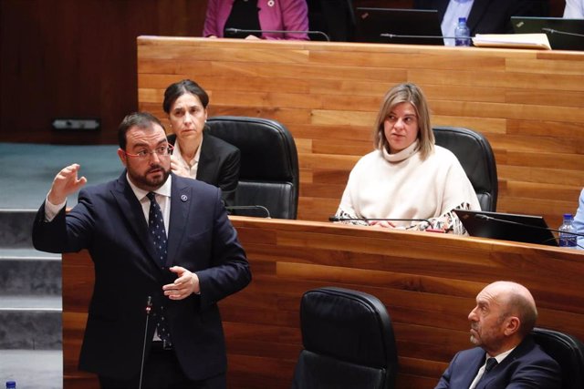 El presidente del Principado de Asturias, Adrián Barbón, en el pleno.