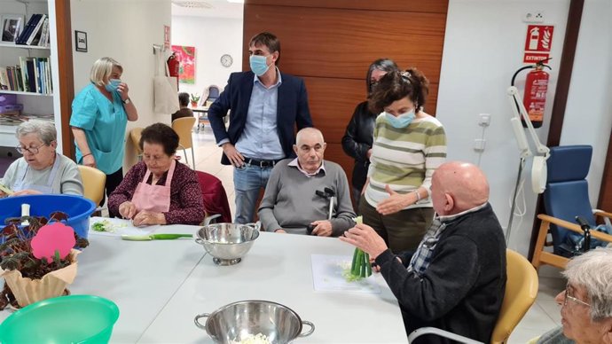 La consellera de Asuntos Sociales y Deportes, Fina Santiago, durante su visita al centro de día de Algaida.