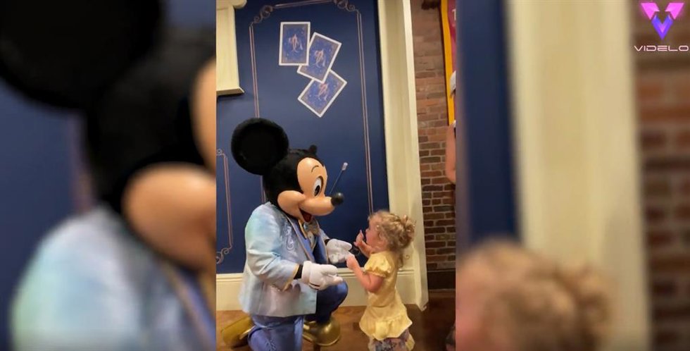 La emotiva reacción de esta niña al conocer Disneyland