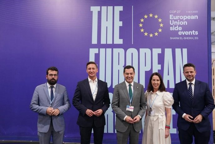 El presidente de la Junta de Andalucía, Juanma Moreno (en el centro), durante su participación en la Cumbre del Clima COP27 que se celebra en Egipto