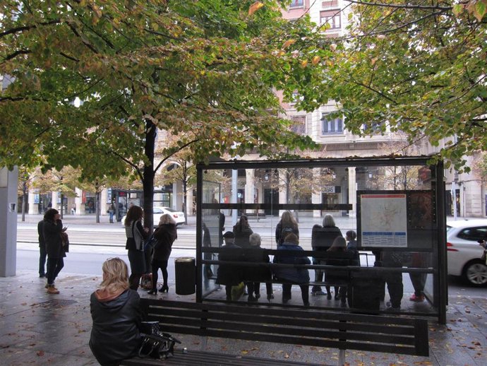 Archivo - Parada de autobús, bus