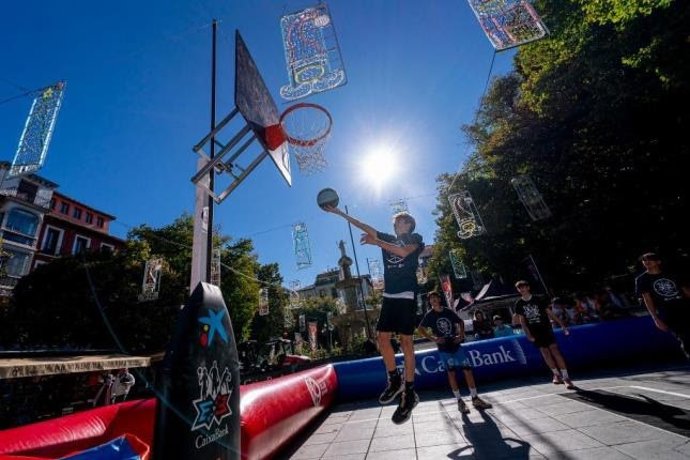 Imagen de participantes de una parada del Circuito Plaza 3x3 CaixaBank 2022.