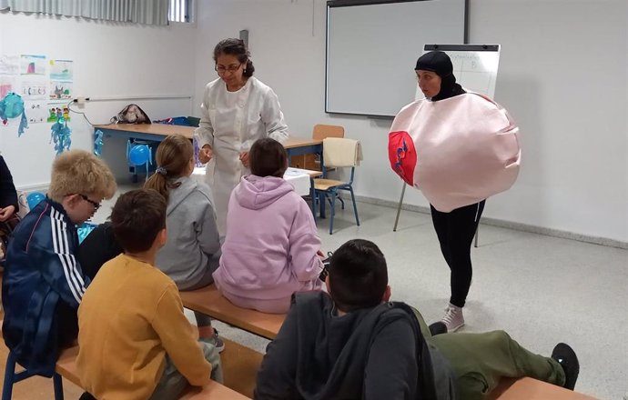 Escolares del CEIP Giner de los Ríos, de Mairena del Aljarafe (Sevilla), participan en las actividades de la Fundación Progreso y Salud por la Semana de la Ciencia.