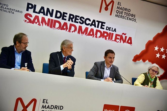El portavoz del PSOE en la Asamblea de Madrid, Juan Lobato, junto con el exdiputado José Manuel Freire y la diputada Matilde Díaz