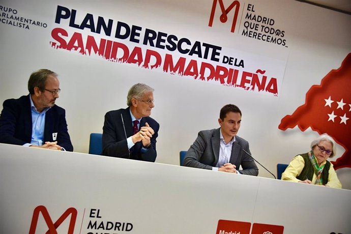 El portavoz del PSOE en la Asamblea de Madrid, Juan Lobato, junto con el exdiputado José Manuel Freire y la diputada Matilde Díaz