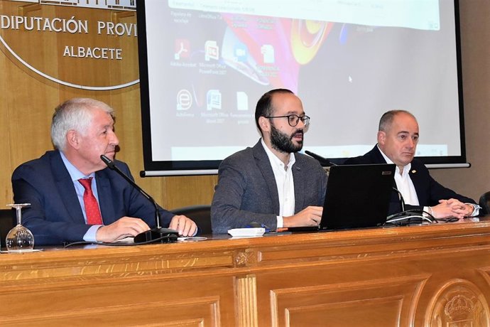 Inauguración de la jornada 'Comunidades Energéticas: solución para el sector público y privado' celebrada en Albacete