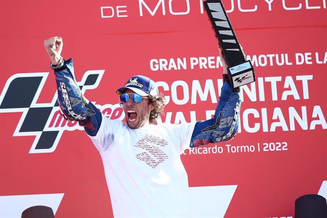 El piloto de MotoGP Álex Rins celebra su victoria en el GP de la Comunitat Valenciana 2022