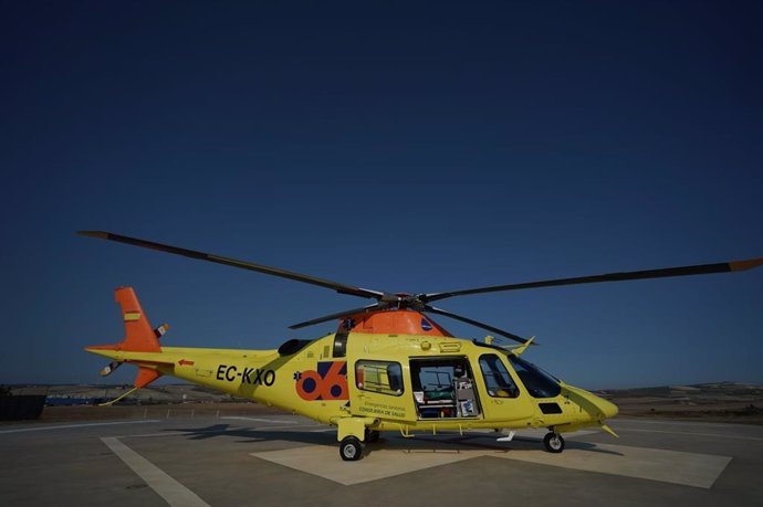 Archivo - Helicóptero medicalizado del 061 un helipuerto.