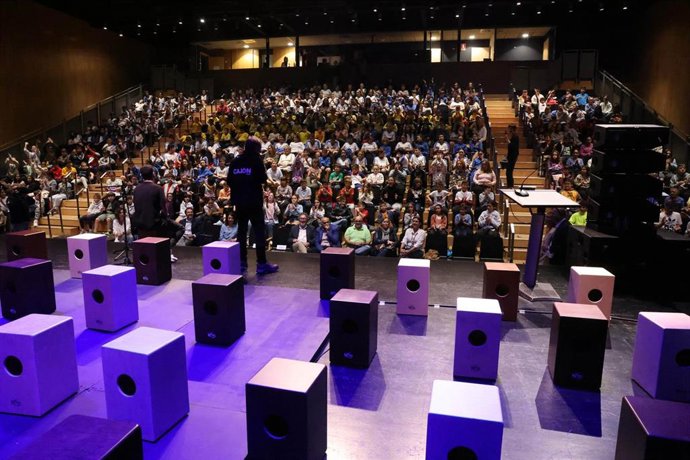 Esta mañana, 380 escolares de la provincia se han reunido en el auditorio de la Diputación para aprender a tocar el cajón flamenco y participar en una cajoneada multitudinaria.