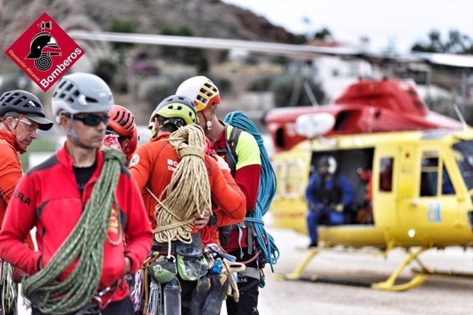 Un centenar de bomberos de toda España se reúnen esta semana en Finestrat para participar en el I Congreso de la Asociación Española de Grupos de Rescate en Montaña (AEGRM), con la colaboración del Consorcio Provincial de la Diputación de Alicante