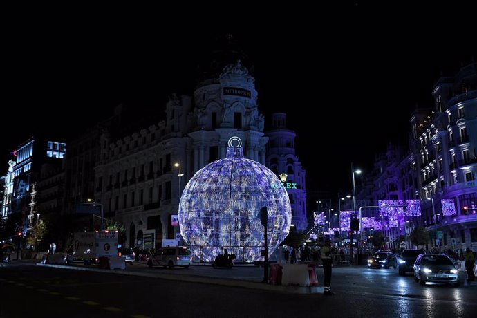 Archivo - Una bola de Navidad iluminada en la capital durante Navidad.