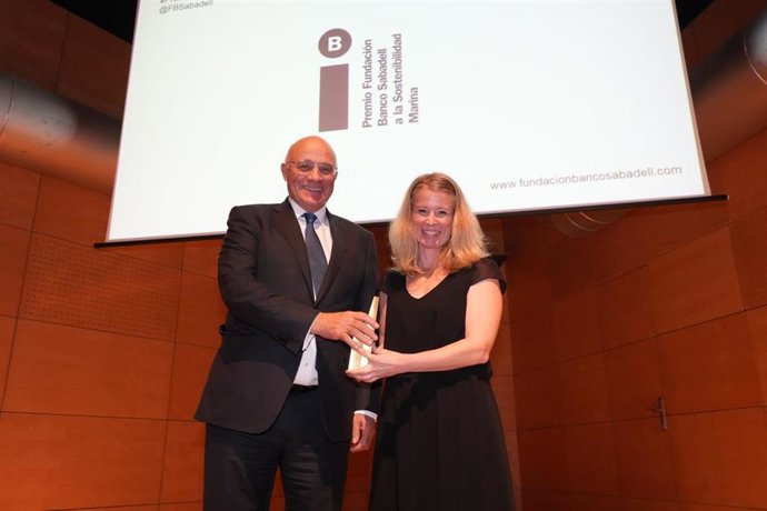 El presidente de Banco Sabadell, Josep Oliu, y la investigadora galardonada, Oihane C. Basurko