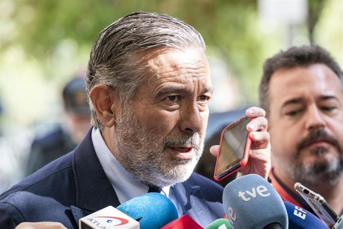 Archivo - El consejero de Presidencia, Justicia e Interior en la Asamblea de Madrid, Enrique López.