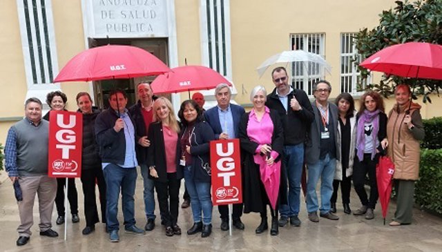 Dirigentes de UGT con representantes de los trabajadores de la EASP