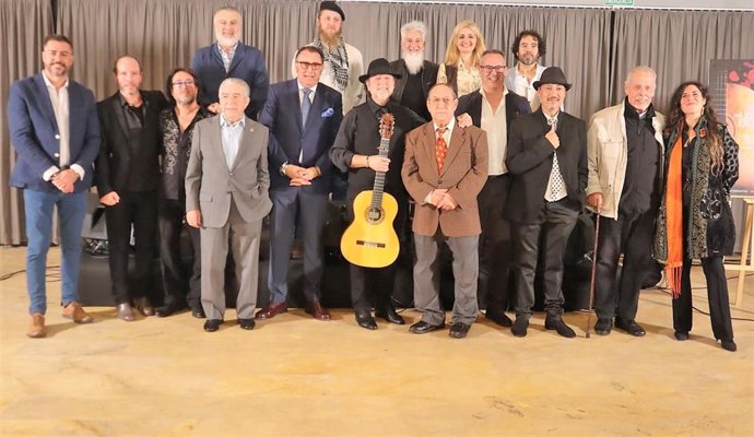 Entre las actividades destaca la exposición colectiva 'El compás del flamenco en las artes plásticas', presentado por el delegado de Fiestas Mayores alcalareño, Enrique Pavón, y parte de los artistas que intervienen.
