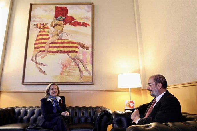 La vicepresidenta primera y ministra de Asuntos Económicos y Transformación Digital, Nadia Calviño, y el presidente de Aragón, Javier Lambán, durante una reunión de trabajo, en el Edificio Pignatelli, sede del Gobierno regional.