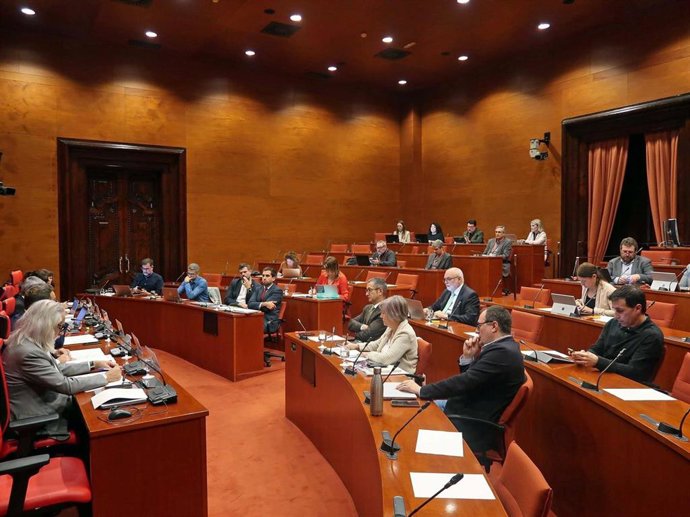 La Comisión de Territorio del Parlament durante la intervención del conseller de Territorio, Juli Fernández.