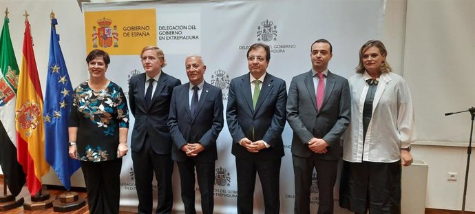 Autoridades en la toma de posesión de Francisco Mendoza como delegado del Gobierno