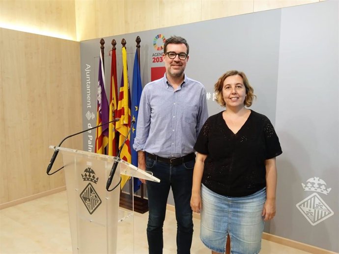 Archivo - El regidor de Cultura y Bienestar Social, Antoni Noguera, y la coordinadora de Bienestar Social, Catalina Trobat. 