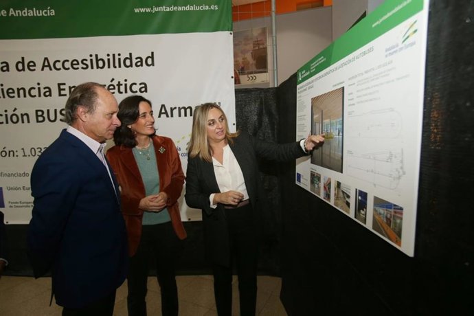 La consejera junto al panel explicativo de las obras previstas en la estación