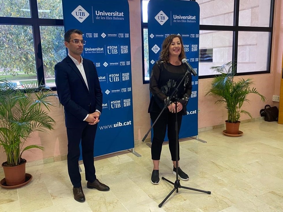 La presidenta del Govern, Francina Armengol, junto al conseller de Fondos Europeos, Universidad y Cultura, Miquel Company.