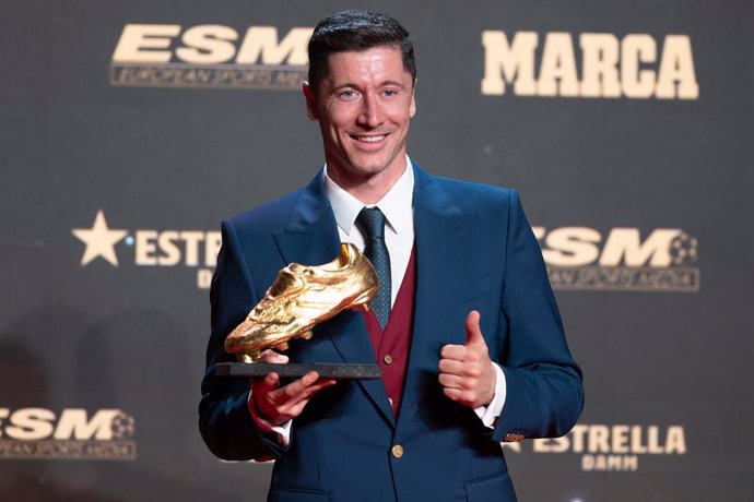 09 November 2022, Spain, Barcelona: Barcelona's Robert Lewandowski poses with the Golden Shoe award at Antiga Fabrica Estrella Damm. Photo: Gerard Franco/DAX via ZUMA Press Wire/dpa