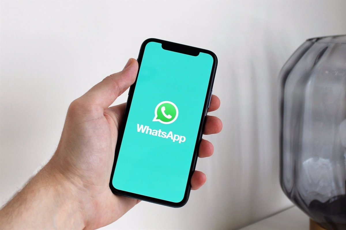WhatsApp visualizza un pulsante sulla fotocamera che distingue tra video e foto