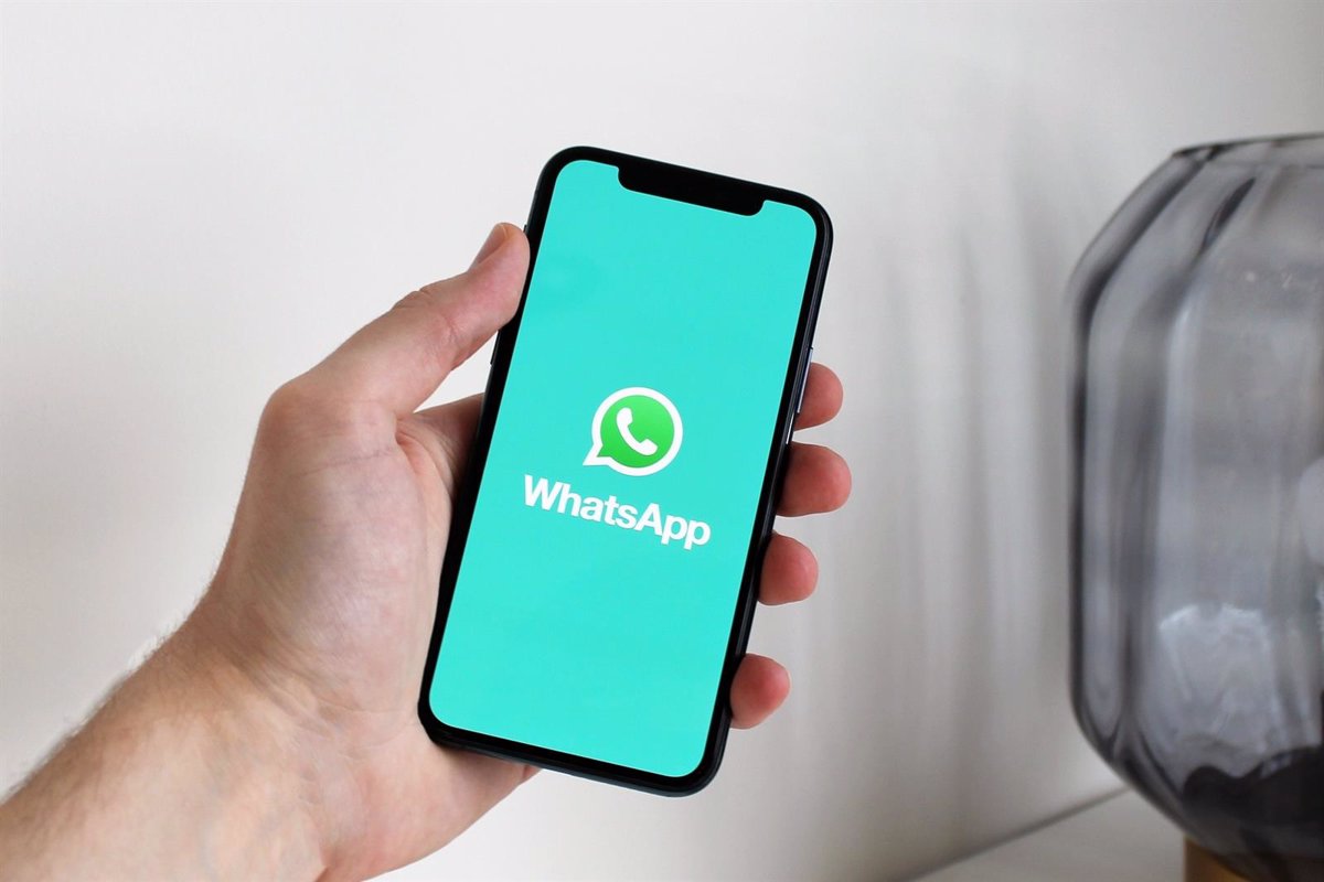 On the camera, WhatsApp distinguishes between video and photos with a button