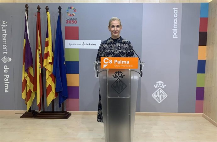 La portavoz de Cs en el Ayuntamiento de Palma, Eva Pomar, en una rueda de prensa.