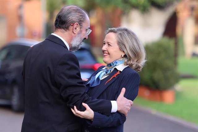 La vicepresidenta primera y ministra de Asuntos Económicos y Transformación Digital, Nadia Calviño, es recibida por el presidente del Gobierno de Aragón, Javier Lambán, a su llegada a Zaragoza.