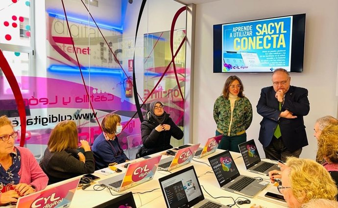 Los consejeros de Sanidad, Alejandro Vázquez, y de Movilidad y Transformación Digital, María González, en la visista al Espacio CyL Digital de Segovia.