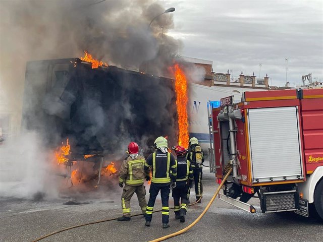 Camión incendiado en La Puebla del Río