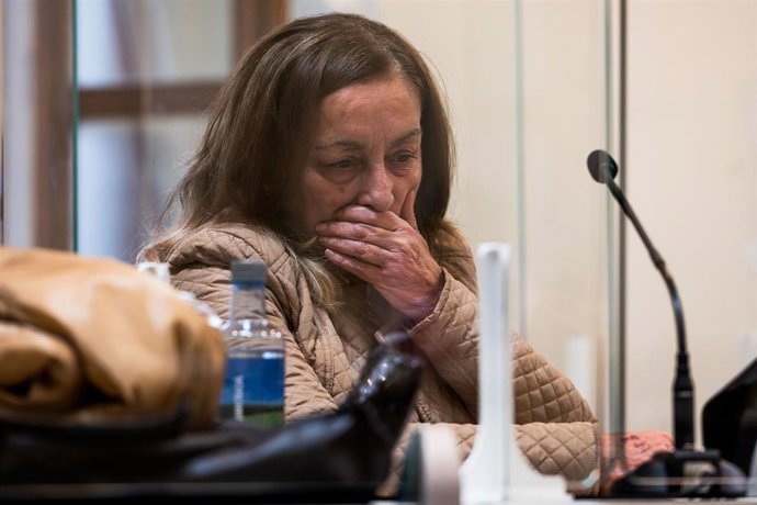 Archivo - La acusada de asesinar y decapitar a su pareja en Castro Urdiales, en el jucio contra ella en la Audiencia de Cantabria.