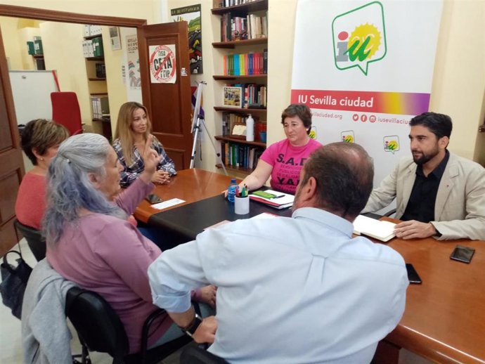 Ismael Sánchez, con trabajadoras del Servicio de Atención Domiciliaria.
