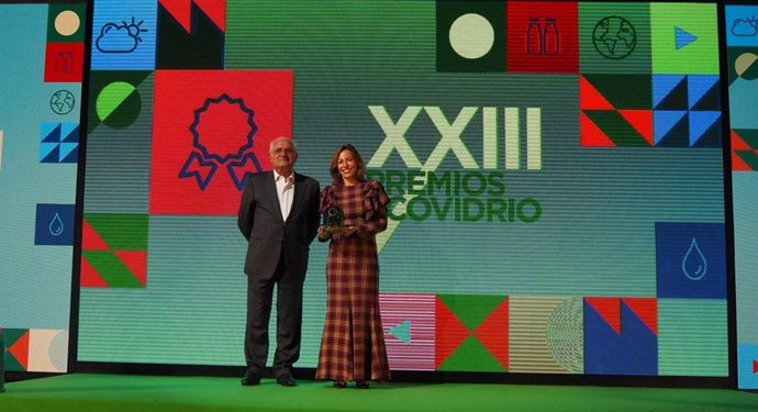 El Ayuntamiento recibe el galardón al "Mayor Impacto Ciudadano" en los XXII Premios Ecovidrio que ercoge la consejera municipal de Servicios Públicos y Movilidad, Natalia Chueca