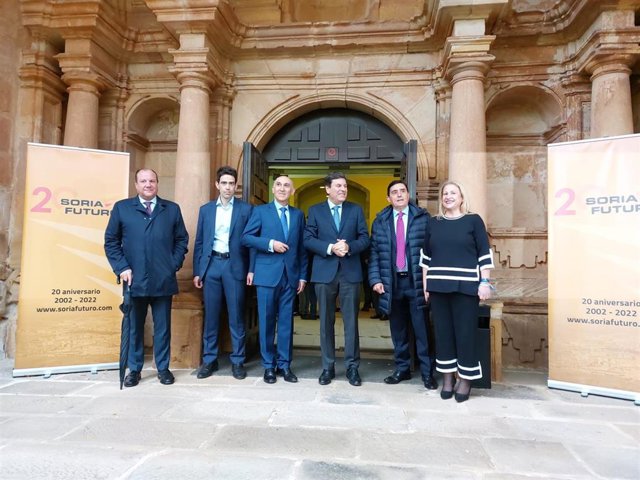 El consejero de Economía y Hacienda de la Junta de Castilla y León, Carlos Fernández Carriedo (tercero por la derecha), durante su visita a Ávila.